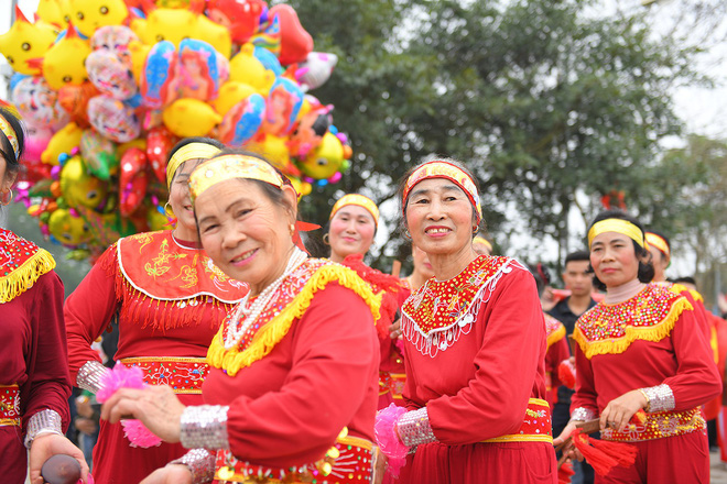 Hàng ngàn người chen chân xem rước vua sống tung tiền phát lộc Hàng ngàn người chen chân xem rước vua sống tung tiền phát lộc